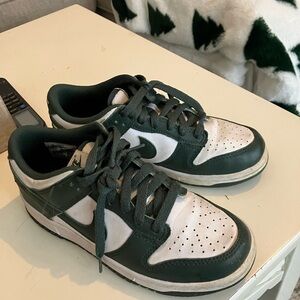 Boys Nike dunks- size 5 hunter green- white